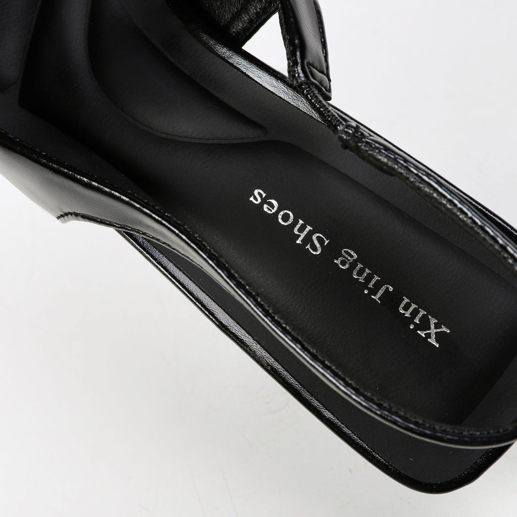 Black pointed-toe upper detail