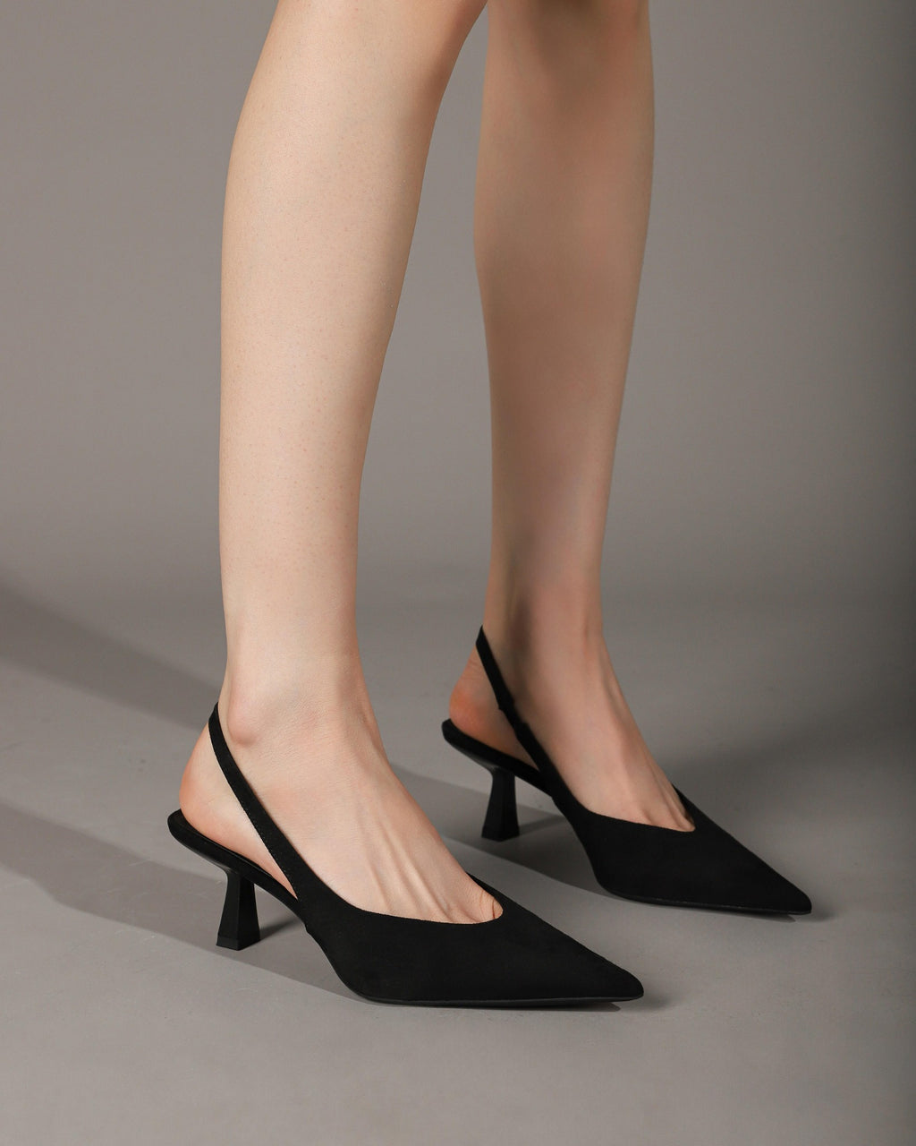 Black 623-12 on-foot photo 2