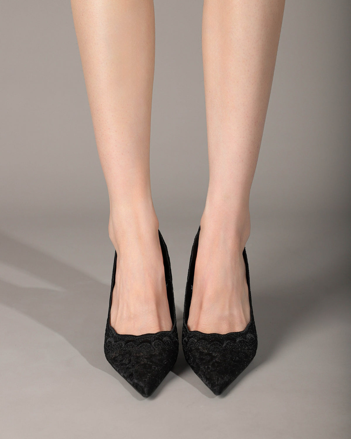 Black lace pumps on feet 2