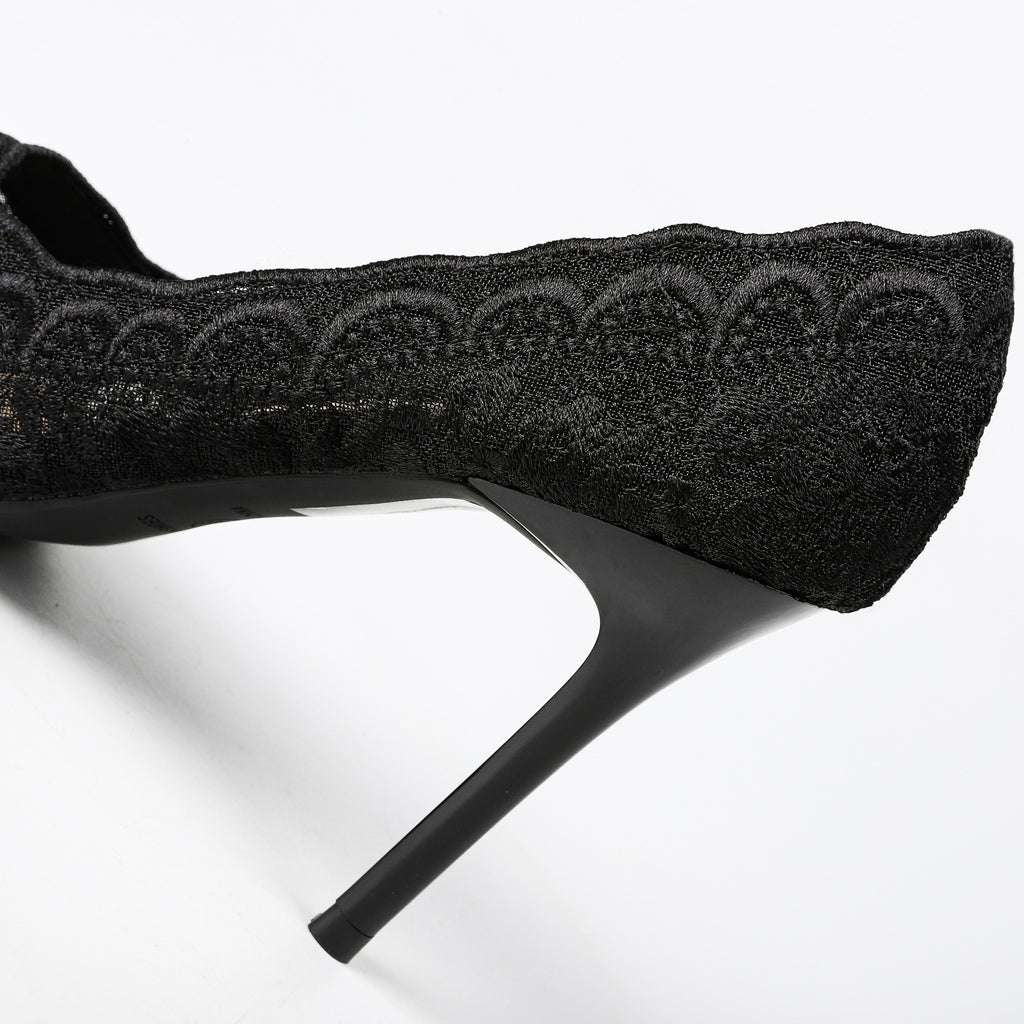 Black lace pump heel and scalloped edge detail