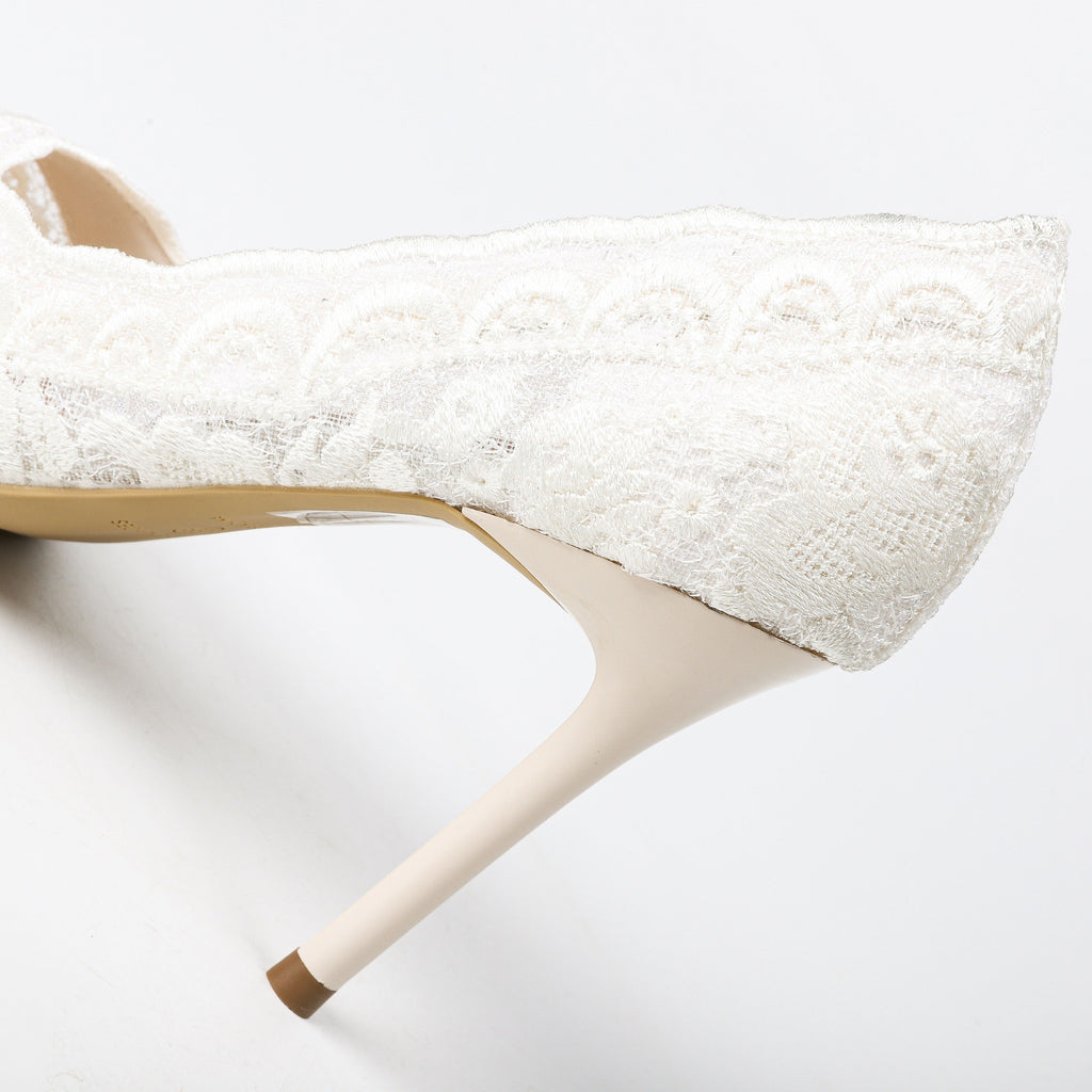 Ivory lace pump heel and scalloped edge detail