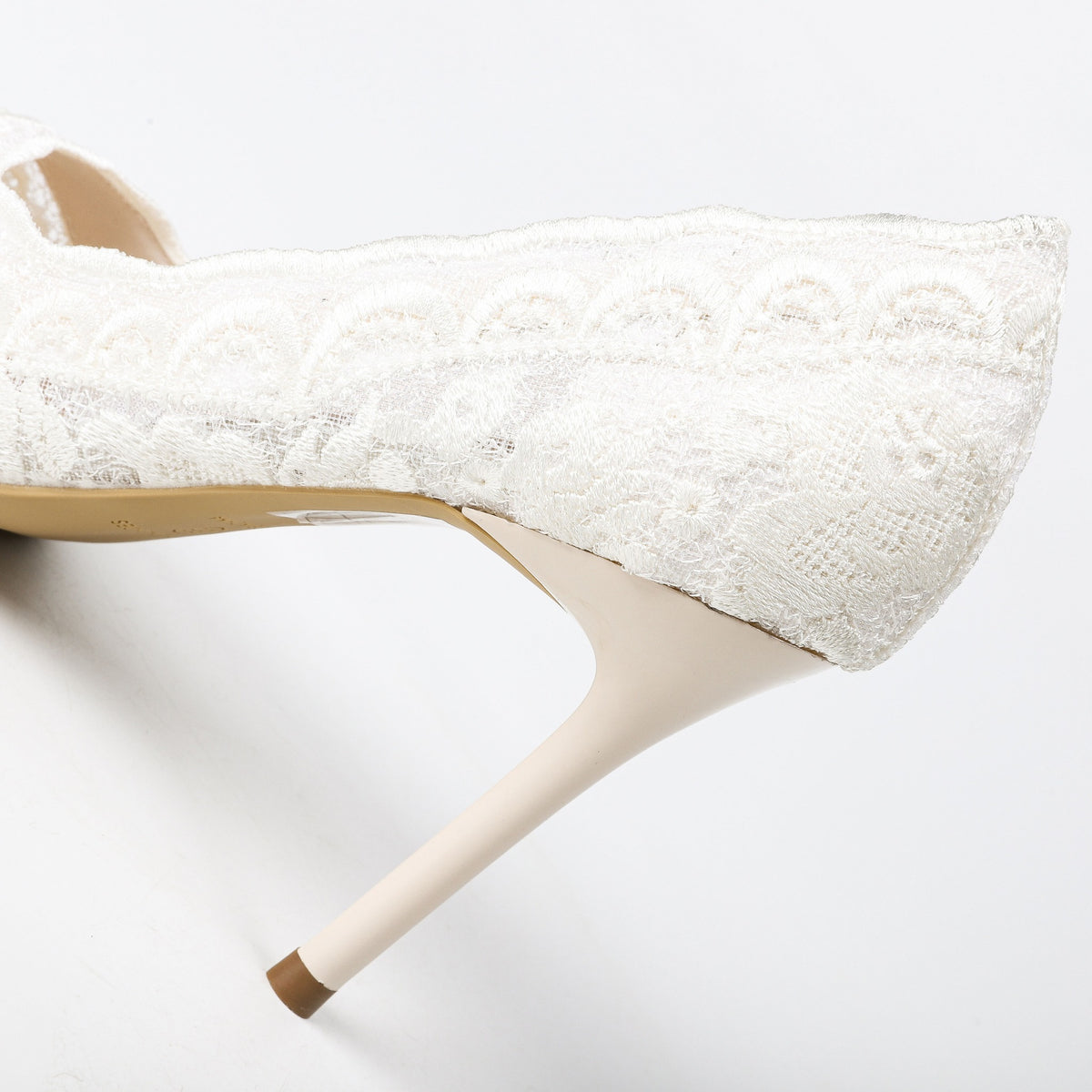 Ivory lace pump heel and scalloped edge detail