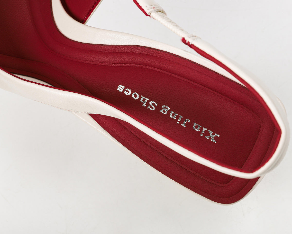 Contrasting Red Footbed
